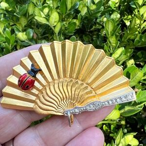 VINTAGE MMA METROPOLITAN MUSEUM OF ART FAN PENDANT BROOCH PIN LADYBUG RHINESTONE